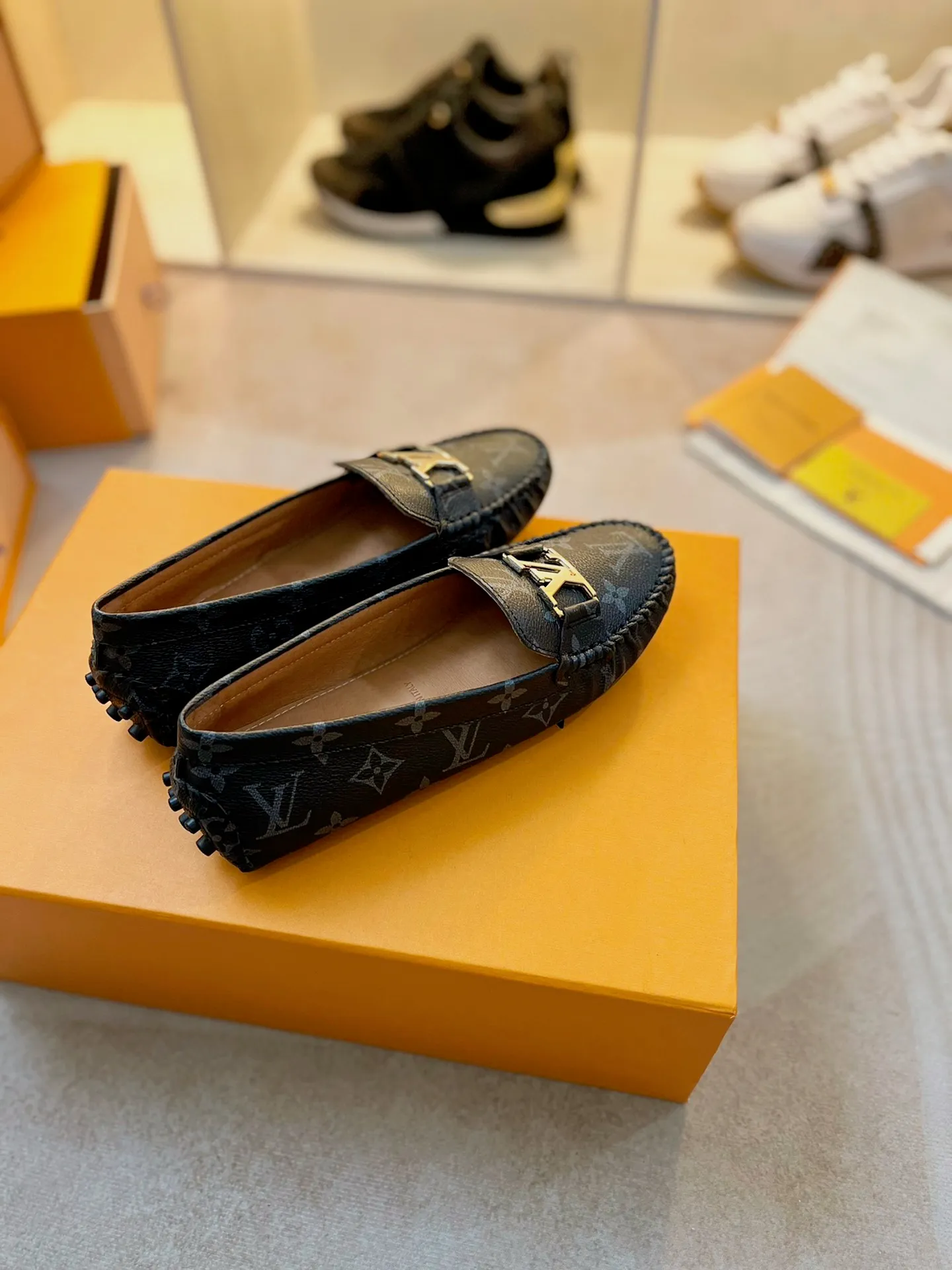 p460💰Couple model❤️🇫🇷 𝙇𝙤𝙪𝙞𝙨 𝙑𝙪𝙞𝙩𝙩𝙤𝙣 🇫🇷Louis Vuitton 2023 Classic𝓛𝓿 𝓣𝓻𝓪𝓲𝓷𝓮𝓻 Sports Series ➪➪➪¯ [Arizona Doudou Shoes Series] ▪️▪️▪️Arizona slip-on shoes are made of Monogram Eclipse canvas. Its hand-painted and dyed edges and hand-sewn uppers fully demonstrate Louis Vuitton's traditional shoemaking craftsmanship. This slip-on shoe is very lightweight. The integrated tongue and upper make it particularly comfortable and flexible. The soft outsole is equipped with rubber padding. Decorated with matching sash. Detailed features: ☑️Monogram Eclipse canvas ☑️Black Eclipse pattern ☑️Hand-painted shoe edges ☑️Hand-sewn uppers (each pair takes time to process) ☑️Integrated tongue and upper construction ☑️Outsole equipped with rubber lining ☑️size: 35_46